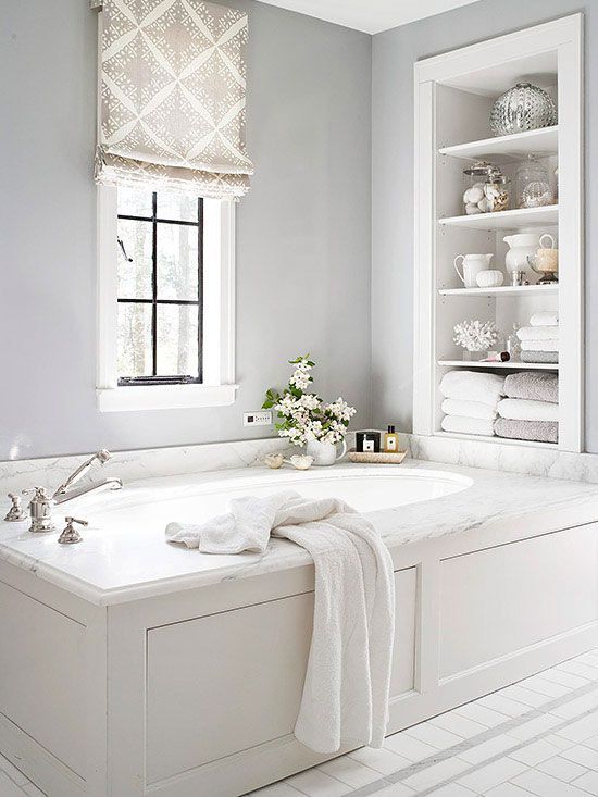 bồn tắm bên cửa sổ kính, kệ mở âm tường