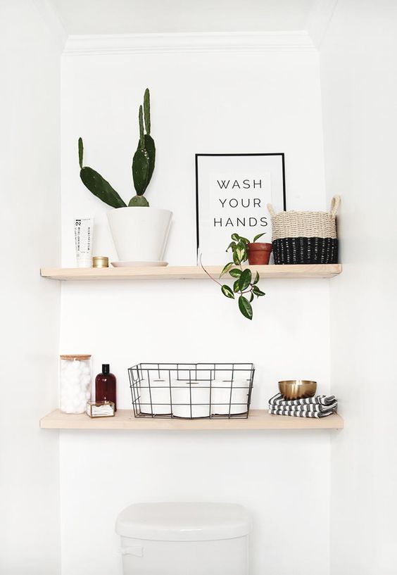 Mẫu kệ mở gắn tường khu vực vệ sinh không chỉ giúp cất gọn vật dụng phòng tắm mà còn là điểm nhấn trang trí tinh tế.