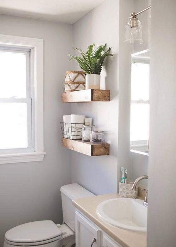Kệ mở bằng gỗ dày trên nhà vệ sinh tạo cảm giác mộc mạc, khỏe khoắn cho không gian chức năng này.
