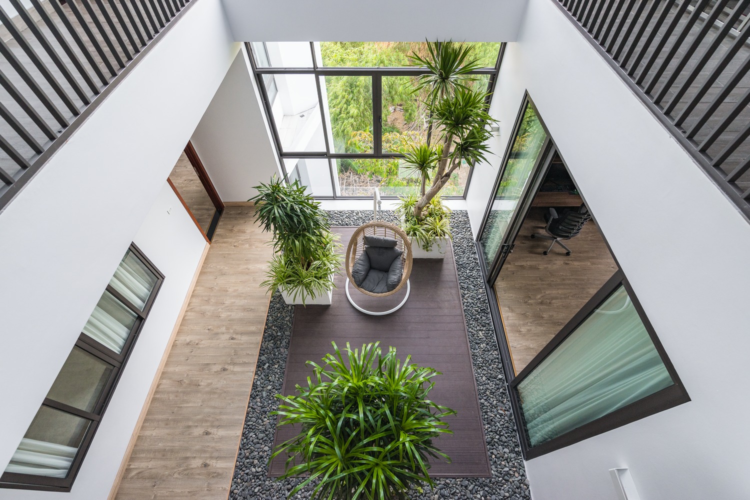 Khoảng trống lớn ở trung t&acirc;m nh&agrave; phố kh&ocirc;ng chỉ gi&uacute;p đ&oacute;n s&aacute;ng, th&ocirc;ng gi&oacute; cho c&aacute;c ph&ograve;ng trong nh&agrave; m&agrave; c&ograve;n g&oacute;p phần gia tăng t&iacute;nh kết nối, tương t&aacute;c giữa c&aacute;c th&agrave;nh vi&ecirc;n trong gia đ&igrave;nh, giữa con người với thi&ecirc;n nhi&ecirc;n. 