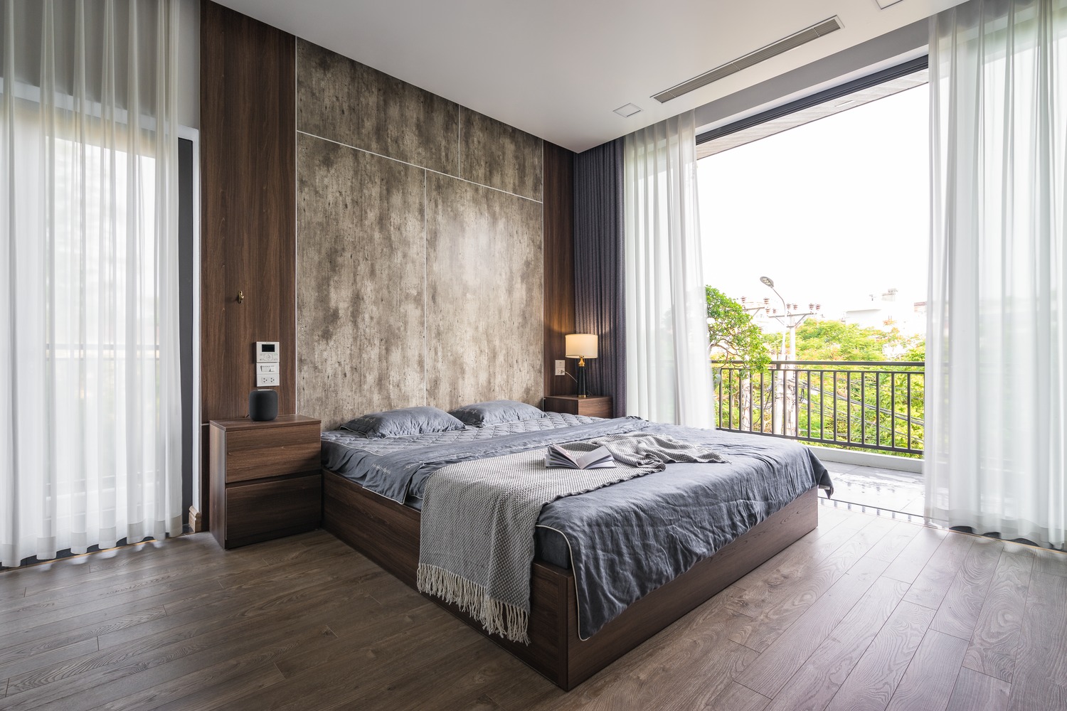 ph&ograve;ng ngủ rộng r&atilde;i, nội thất tối giản, cửa lớn mở ra ban c&ocirc;ng đ&oacute;n s&aacute;ng tự nhi&ecirc;n v&agrave; th&ocirc;ng gi&oacute; ch&eacute;o hiệu quả cho nh&agrave; phố Hải Dương