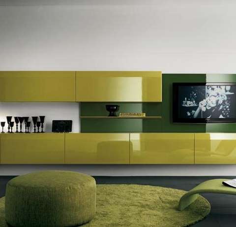 Được l&agrave;m từ tấm Acrylic b&oacute;ng gương, kệ tivi m&agrave;u xanh l&aacute; c&ugrave;ng t&ocirc;ng với thảm trải, ghế ngồi, tạo sự h&agrave;i h&ograve;a, c&acirc;n đối cho kh&ocirc;ng gian ph&ograve;ng kh&aacute;ch.