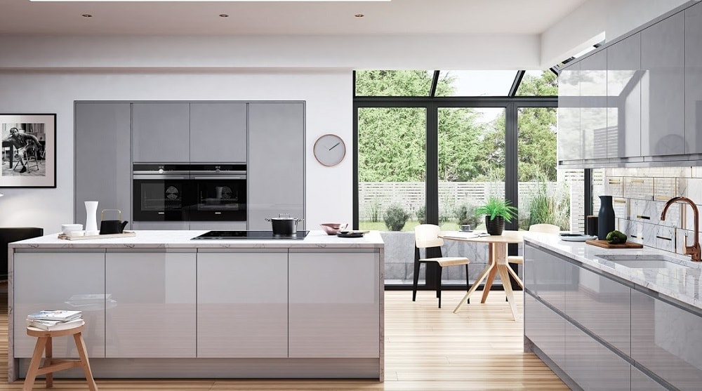 To&agrave;n cảnh ph&ograve;ng bếp hiện đại m&agrave;u trung t&iacute;nh với cửa tủ ốp vật liệu Acrylic b&oacute;ng gương