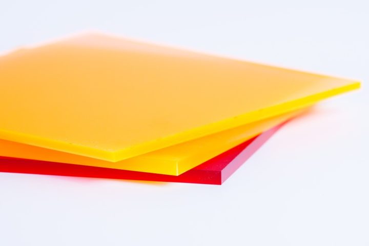 cận cảnh các tấm Acrylic màu đỏ, vàng 