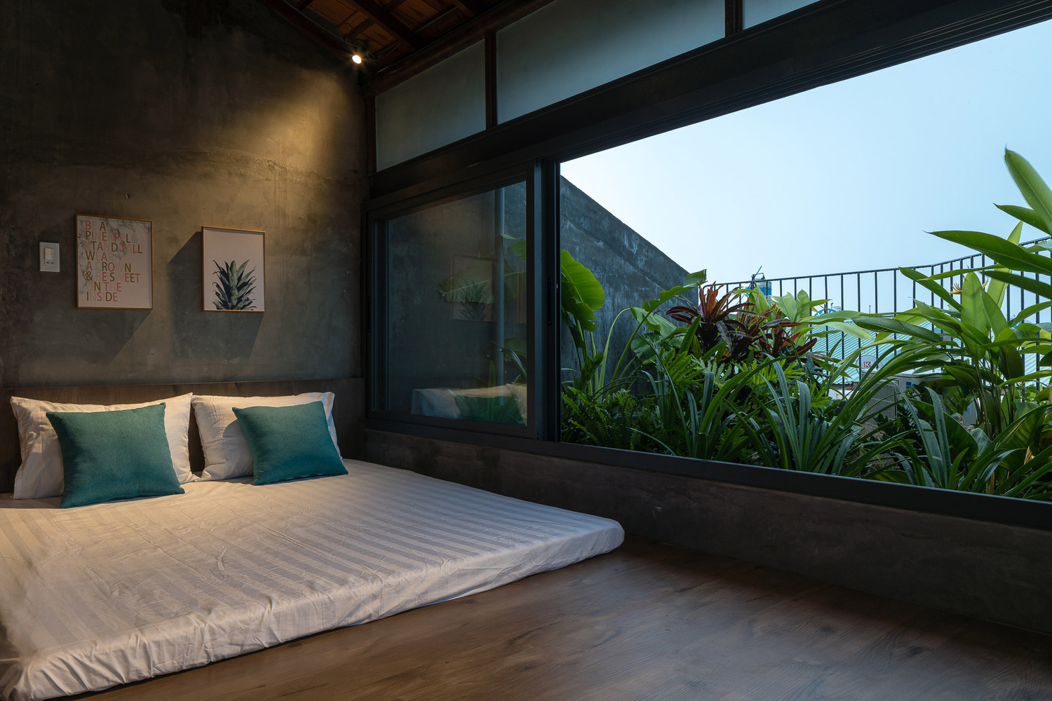 phòng ngủ với giường bệt, tường bê tông xám