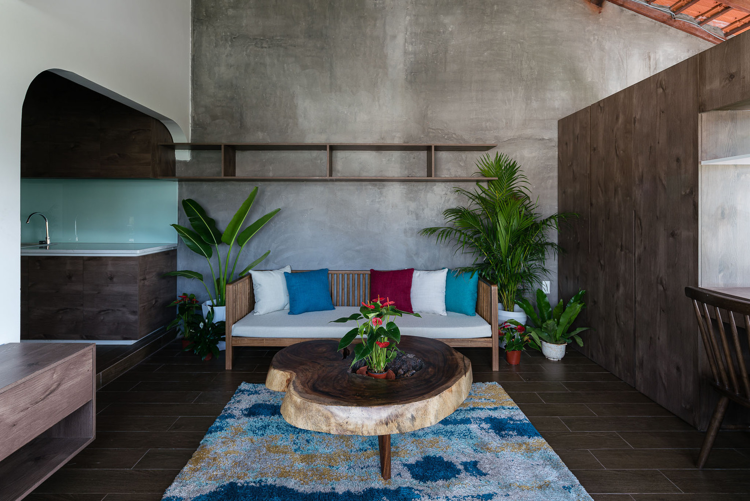 phòng khách với sofa truyền thống, bàn trà gỗ nguyên khối phòng khách với sofa truyền thống, bàn trà gỗ nguyên khối
