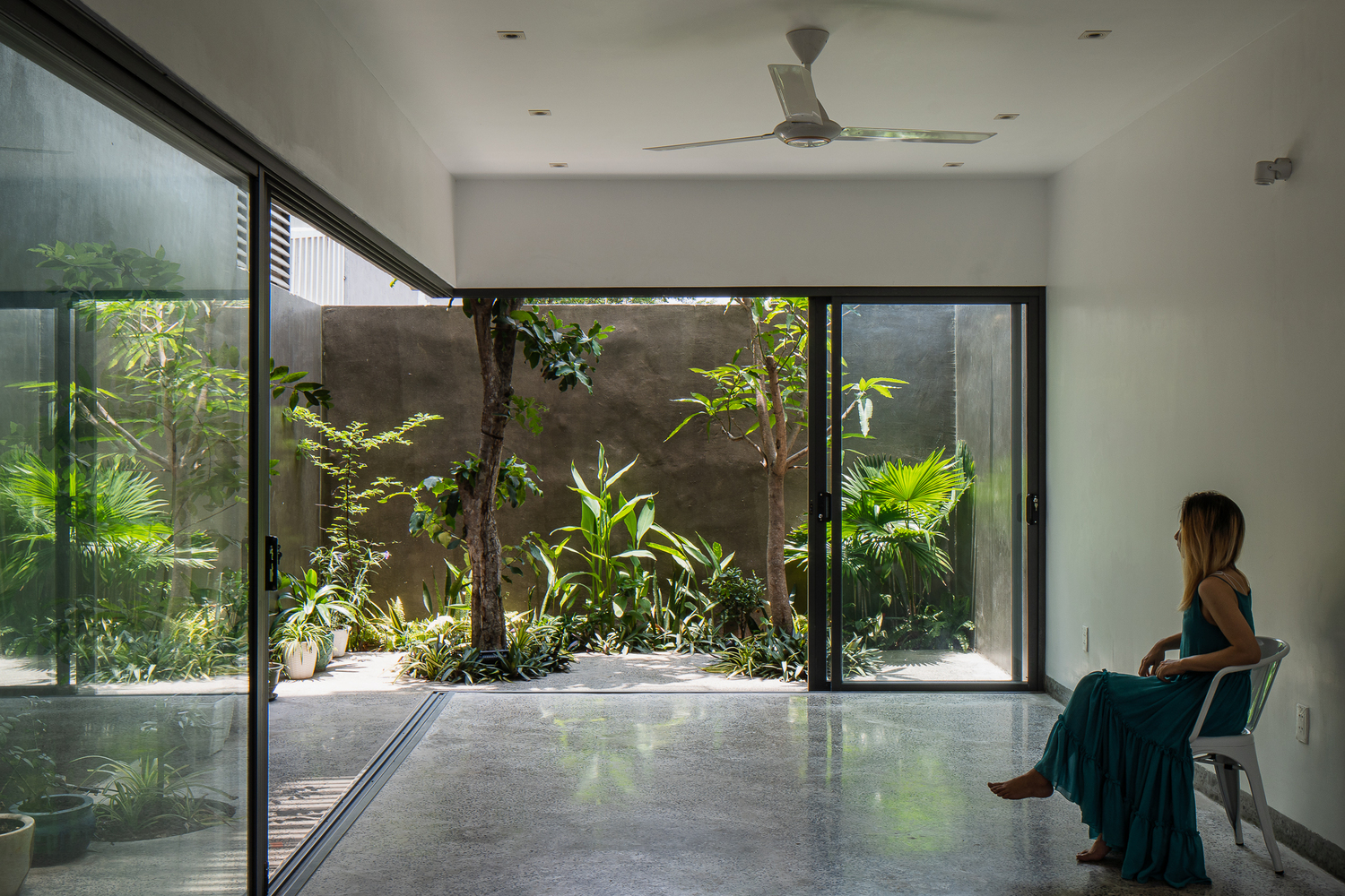 cô gái mặc vãy anh ngồi ở hiên nhà