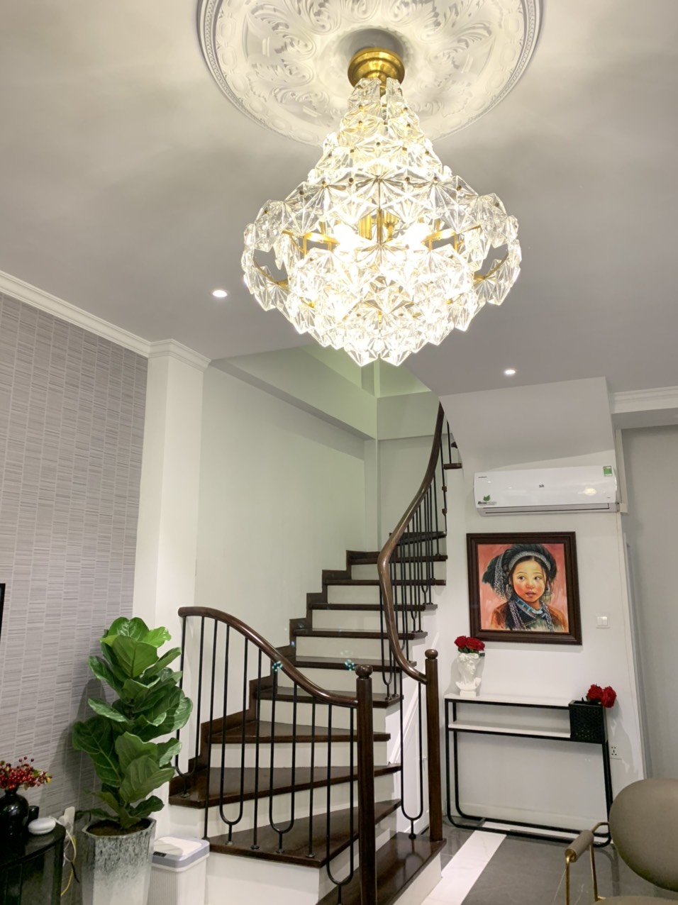 Cầu thang nh&agrave; nhỏ