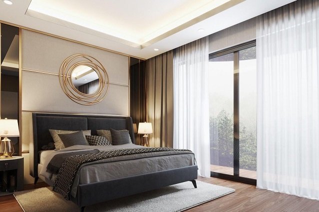 to&agrave;n cảnh ph&ograve;ng ngủ master với giường gỗ &oacute;c ch&oacute;, gương trang tr&iacute; đầu giường, cửa k&iacute;nh lớn, r&egrave;m cửa hai lớp l&atilde;ng mạn