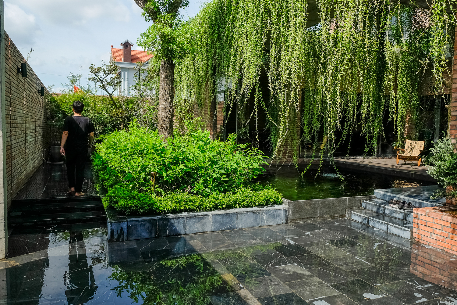 s&acirc;n vườn xanh m&aacute;t b&ecirc;n trong nh&agrave; phố Quảng Ninh