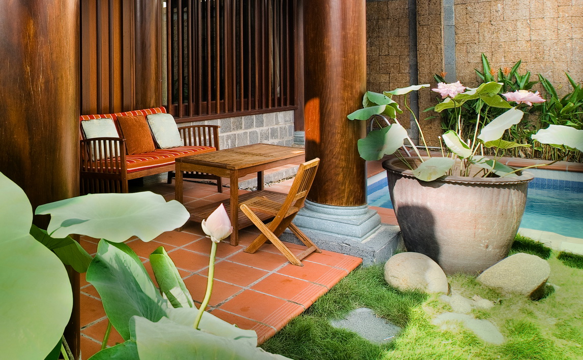 g&oacute;c thư gi&atilde;n nơi hi&ecirc;n nh&agrave; với b&agrave;n ghế gỗ, tiểu cảnh c&acirc;y xanh, s&acirc;n vườn