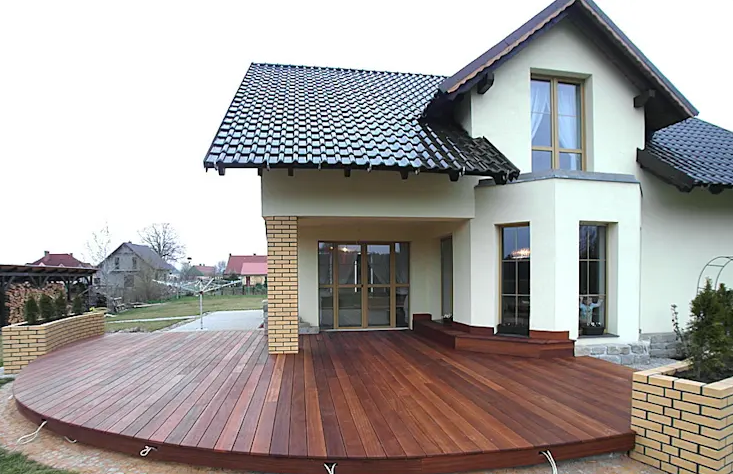 h&igrave;nh ảnh nh&agrave; m&aacute;i ng&oacute;i nổi bật với s&acirc;n hi&ecirc;n l&aacute;t gỗ