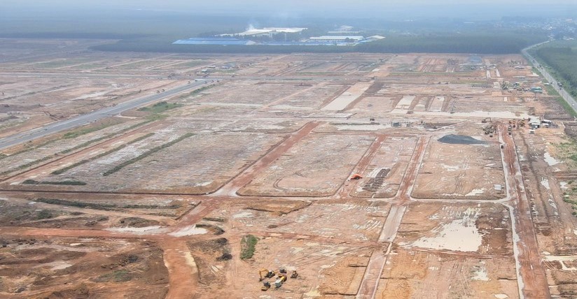 Khu tái định cư tại xã Phước An, huyện Nhơn Trạch có quy mô 12.000 người, gồm 1.128 lô nhà liền kề, 2 tòa nhà thương mại dịch vụ và 1 tòa chung cư nhà ở xã hội. khu tái định cư gồm nhiều lô đất nhìn từ trên cao