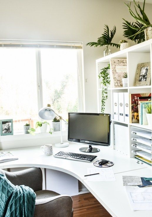 B&agrave;n g&oacute;c uốn lượn mềm mại kết hợp c&ugrave;ng những chậu c&acirc;y nhỏ xinh, m&aacute;t mắt tạo cảm gi&aacute;c thoải m&aacute;i, dễ chịu cho người ngồi l&agrave;m việc.