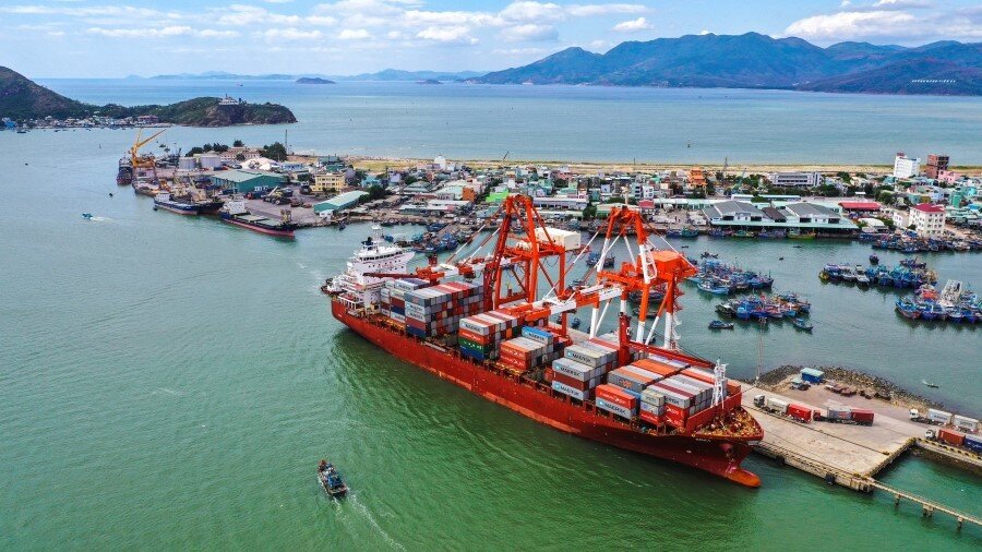 cảng biển có nhiều tàu thuyền đang đậu