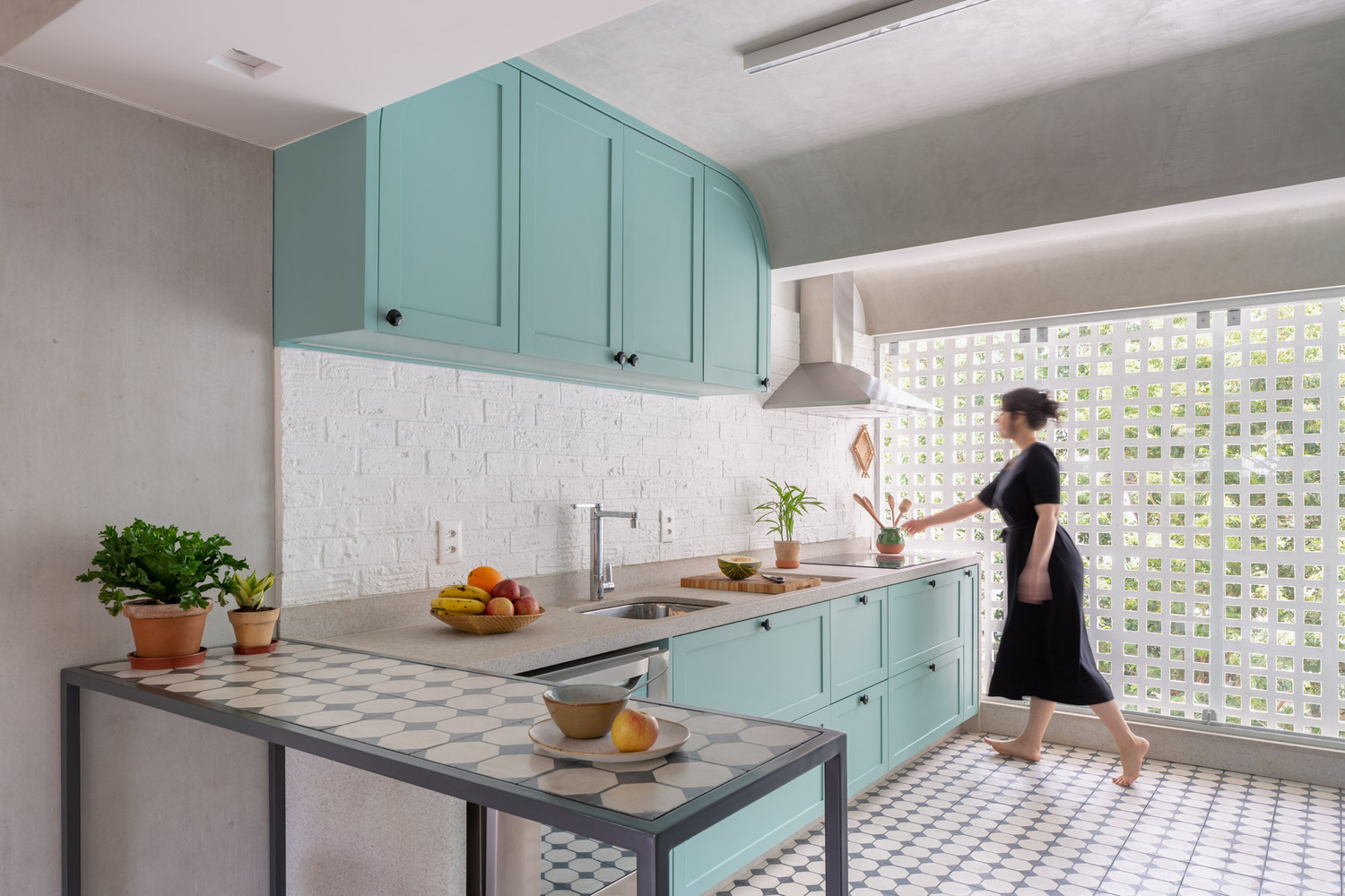 Tường gạch lỗ đ&oacute;n s&aacute;ng tự nhi&ecirc;n cho to&agrave;n bộ kh&ocirc;ng gian sinh hoạt.
