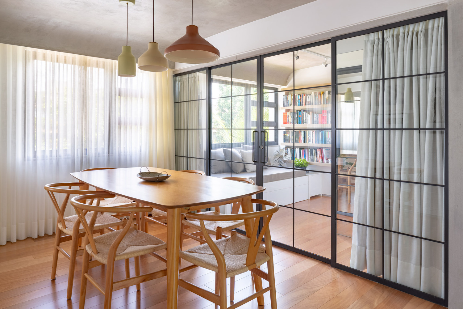 ph&ograve;ng ăn tho&aacute;ng s&aacute;ng với bộ b&agrave;n ghế gỗ nhỏ xinh, đ&egrave;n thả hiện đại trong căn hộ 70m2