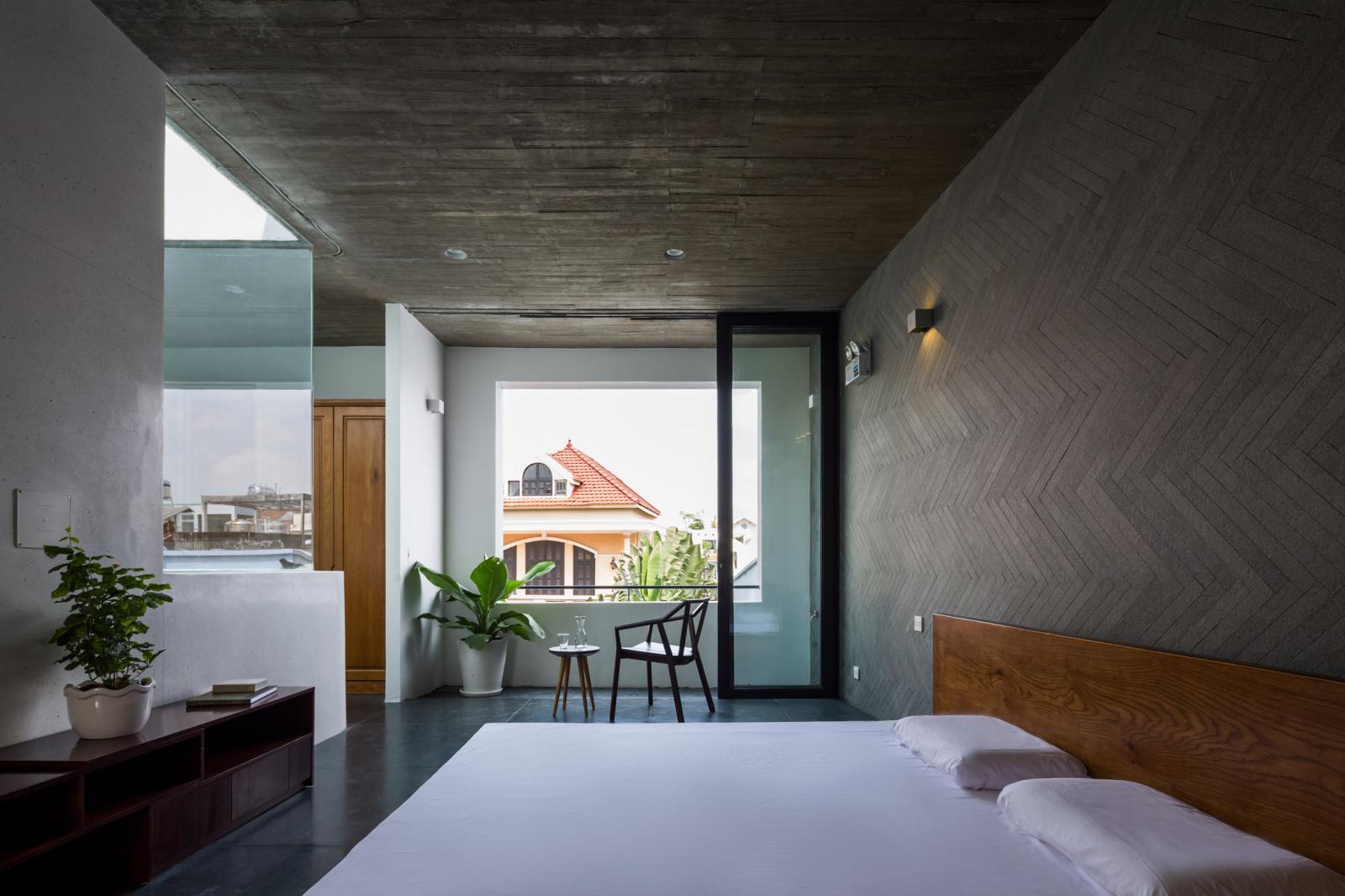 Phòng ngủ rộng thoáng với thiết kế nội thất tối giản tạo cảm giác thư thái, dễ chịu.