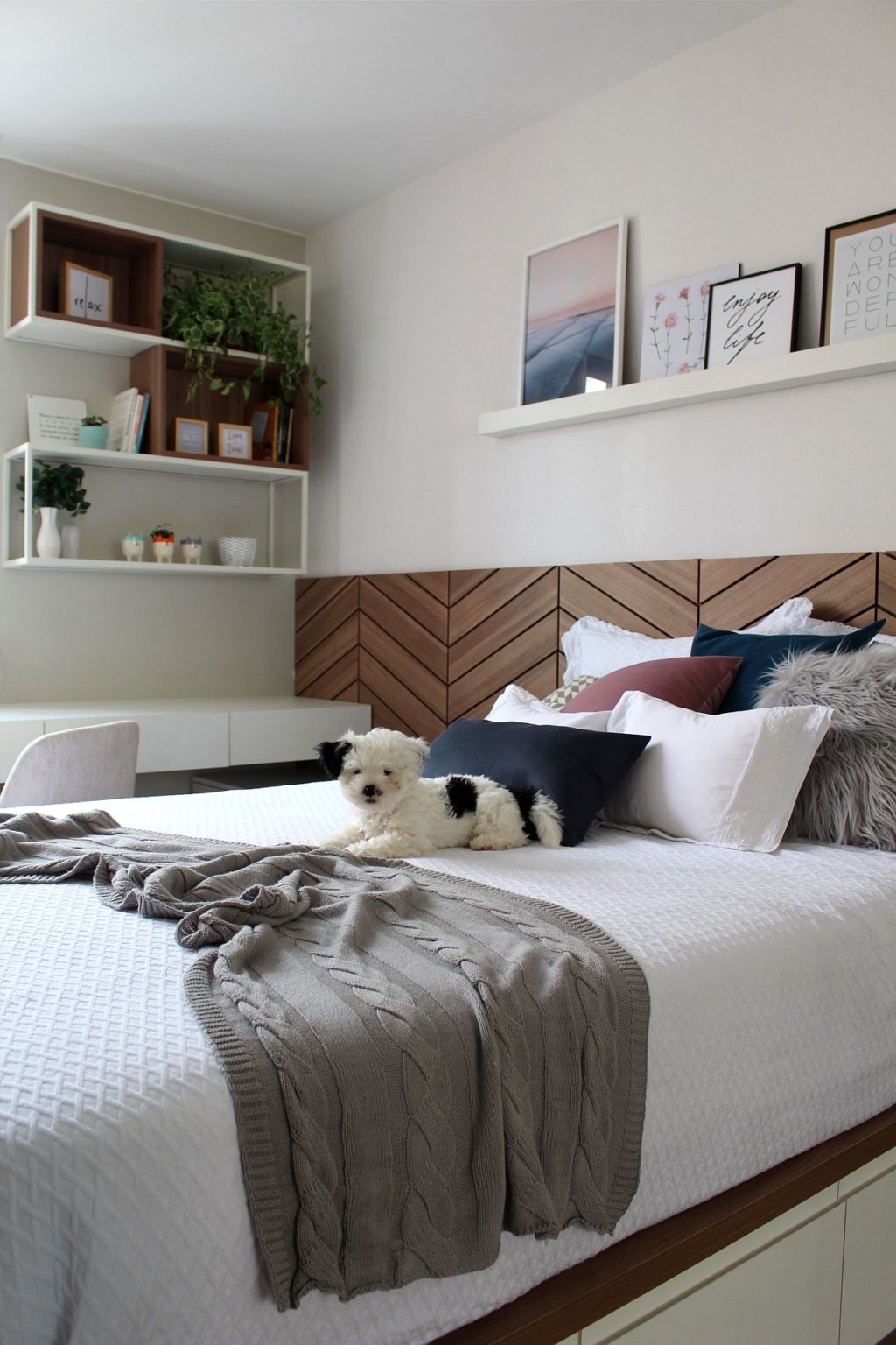 Ph&ograve;ng ngủ nhỏ trong căn hộ 22m2 được thiết kế v&agrave; b&agrave;i tr&iacute; với t&ocirc;ng m&agrave;u trắng v&agrave; chất liệu gỗ sẫm m&agrave;u tạo cảm gi&aacute;c tho&aacute;ng đ&atilde;ng, ấm &aacute;p.