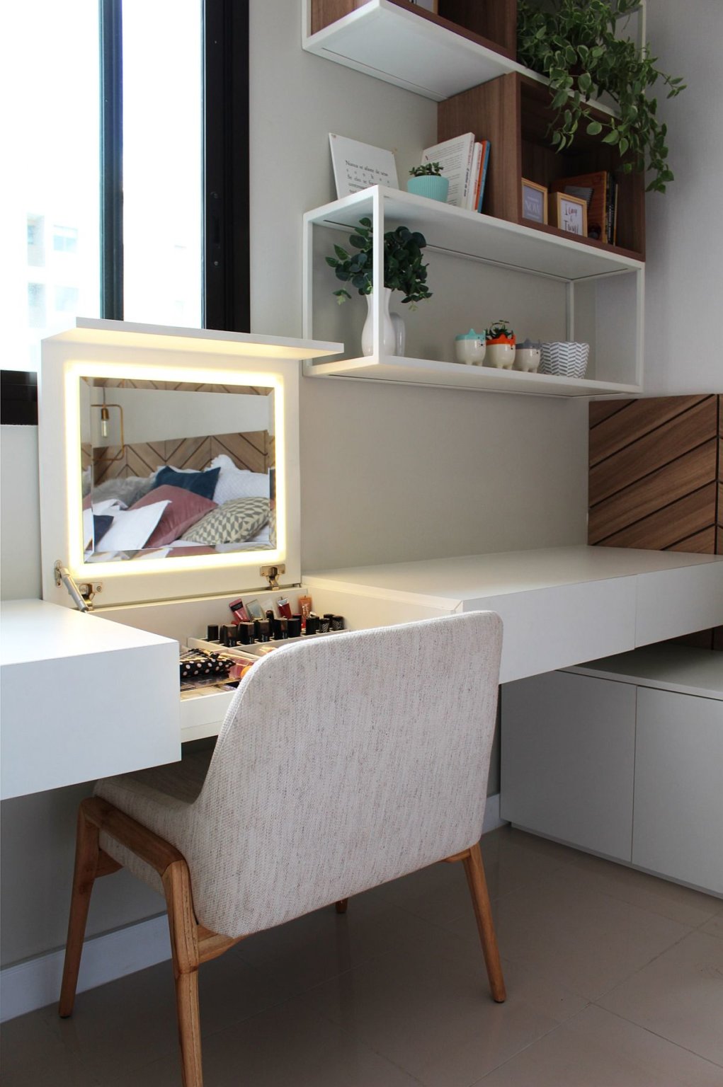 Kh&ocirc;ng gian l&agrave;m việc v&agrave; b&agrave;n trang điểm được thiết kế v&ocirc; c&ugrave;ng kh&eacute;o l&eacute;o, đặc biệt l&agrave; vị tr&iacute; gắn gương soi, phản chiếu h&igrave;nh ảnh đẹp nhất của ph&ograve;ng ngủ nhỏ.