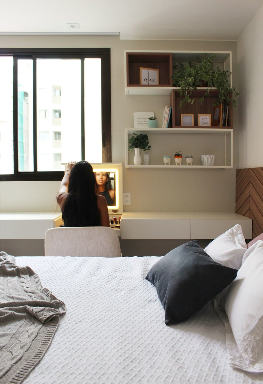 h&igrave;nh ảnh c&ocirc; g&aacute;i ngồi trước gương b&agrave;n trang điểm ph&ograve;ng ngủ