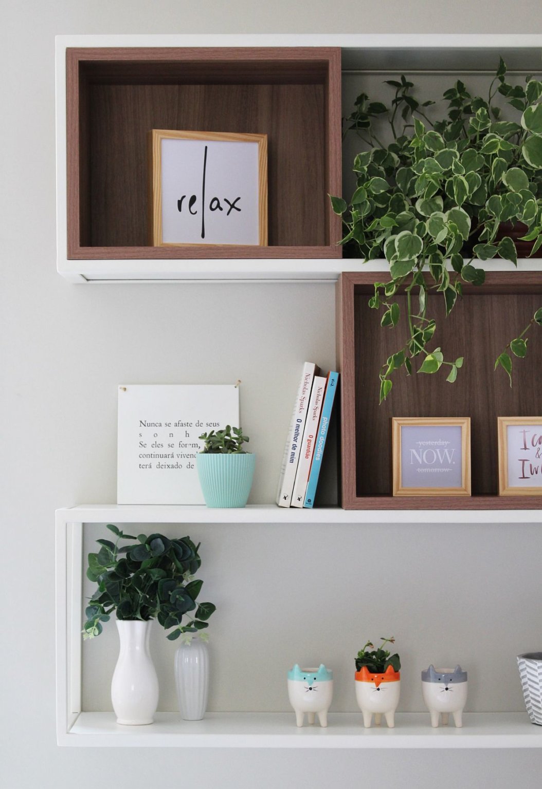 Thiết kế tủ kệ &acirc;m tường kiểu mở gi&uacute;p tiết kiệm kh&ocirc;ng gian ph&ograve;ng ngủ nhỏ, đồng thời tạo độ th&ocirc;ng tho&aacute;ng cho căn ph&ograve;ng.