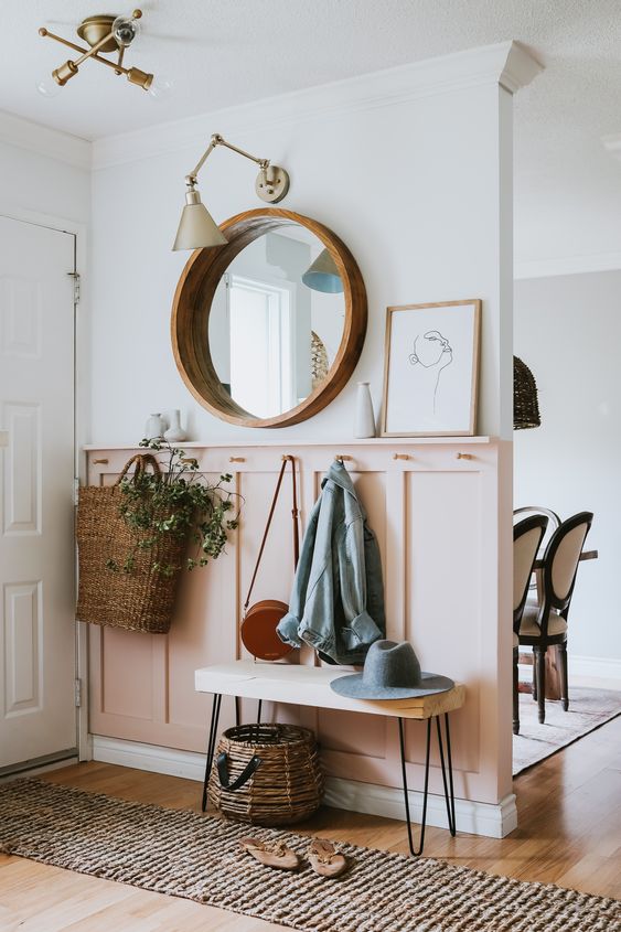 Bức tường ở lối vào được decor vô cùng xinh yêu với tông màu hồng paste dịu ngọt và những phụ kiện mộc mạc, thân quen.