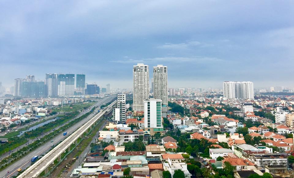 nhiều nhà ở nằm cạnh đường cao tốc