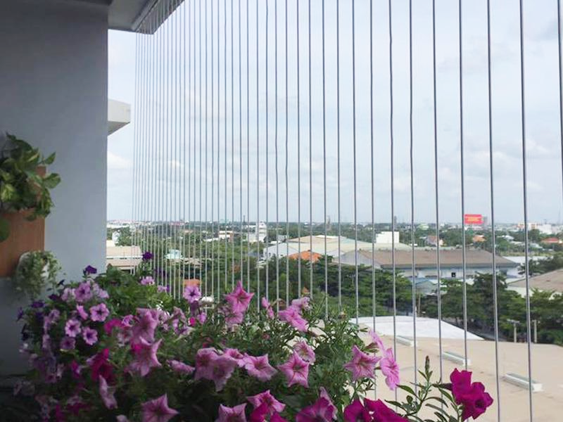 h&igrave;nh ảnh ban c&ocirc;ng chung cư với lưới th&eacute;p an to&agrave;n, hoa dạ yến thảo m&agrave;u t&iacute;m