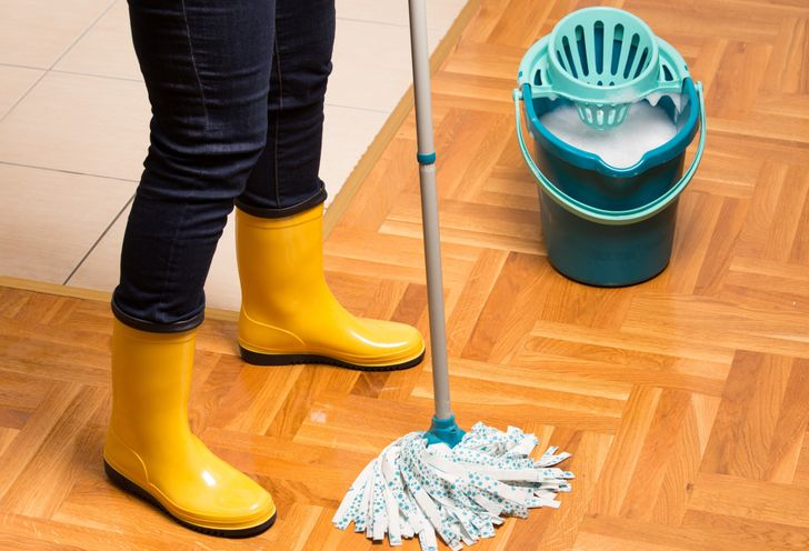 hình ảnh minh họa cho việc lau dọn nhà cửa