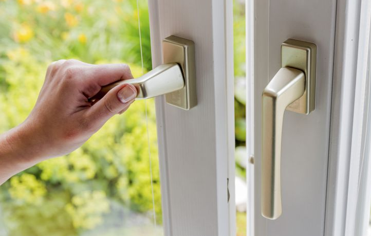 cận cảnh cánh tay cầm mở cửa sổ kính
