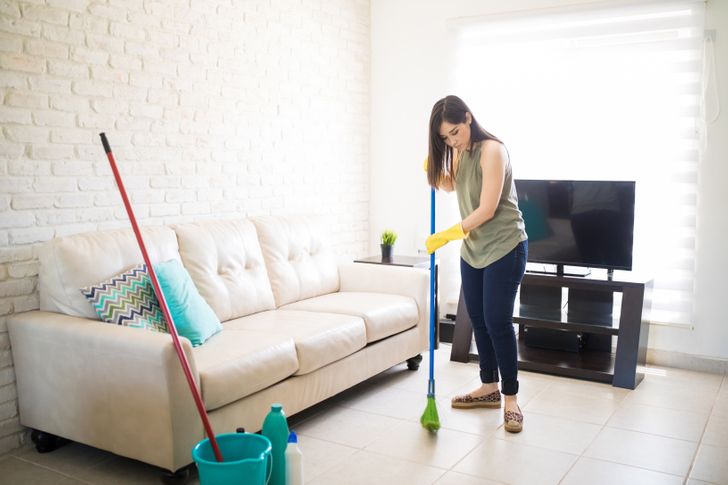 hình ảnh cô gái đang lau dọn nhà cửa