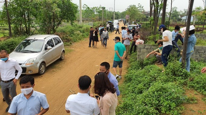 hình ảnh các nhà đầu tư, môi giới xuống xem đất