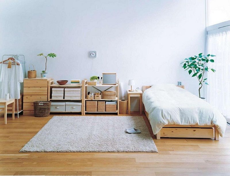 h&igrave;nh ảnh b&ecirc;n trong một ng&ocirc;i nh&agrave; kiểu Nhật với giường thấp s&agrave;n, tủ kệ bằng gỗ gọn g&agrave;ng, c&acirc;y xanh tạo điểm nhấn