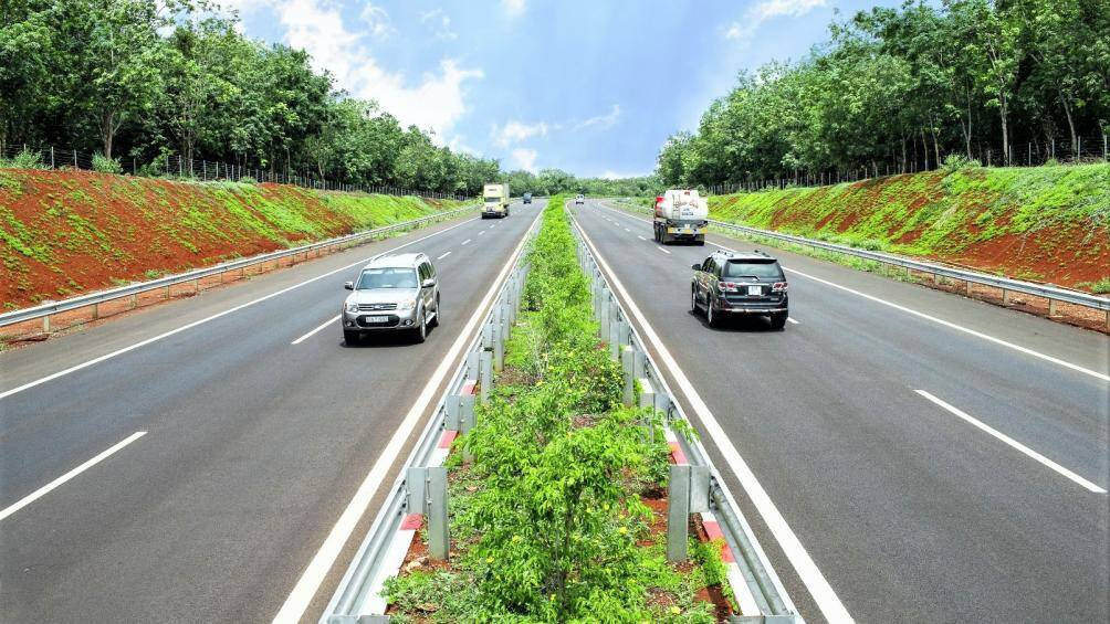 cao tốc 2 l&agrave;n xe, hai b&ecirc;n c&oacute; nhiều c&acirc;y xanh