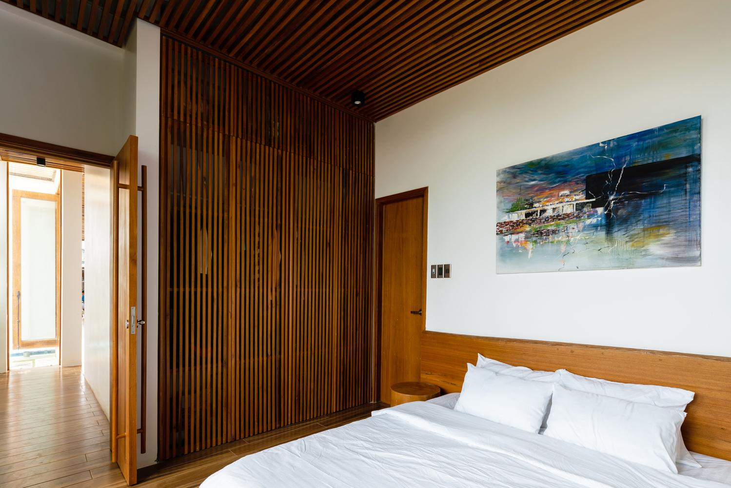 Phòng ngủ có thiết kế đơn giản, tiết chế tối đa đồ nội thất.
