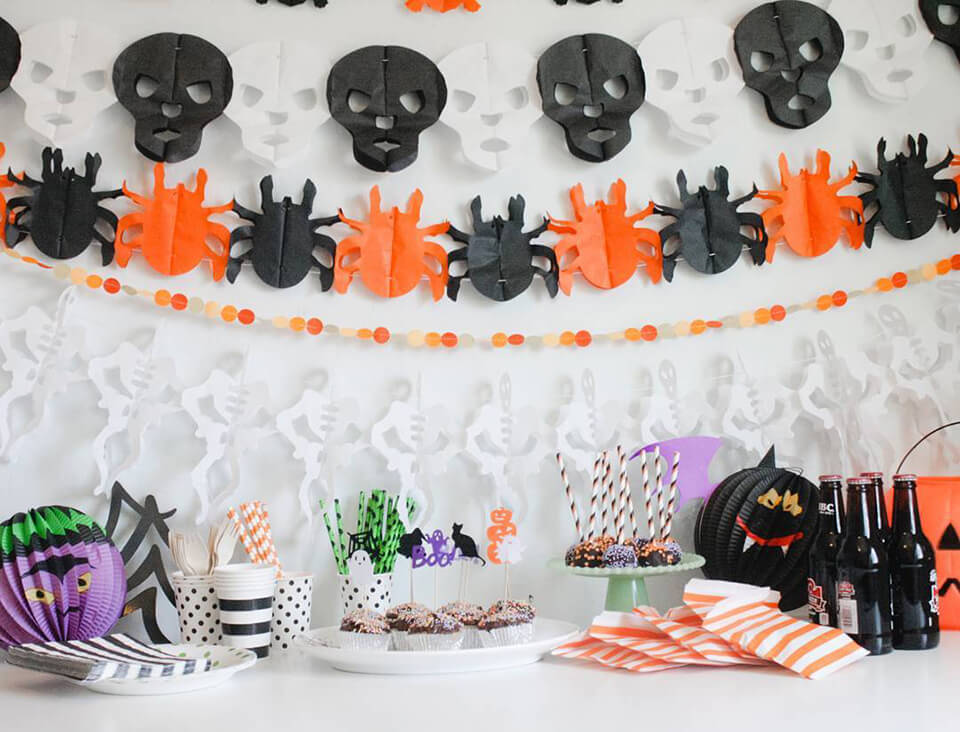 Dây trang trí Halloween hình đầu lâu và nhện khiến góc nhà bạn trở nên ấn tượng hơn.