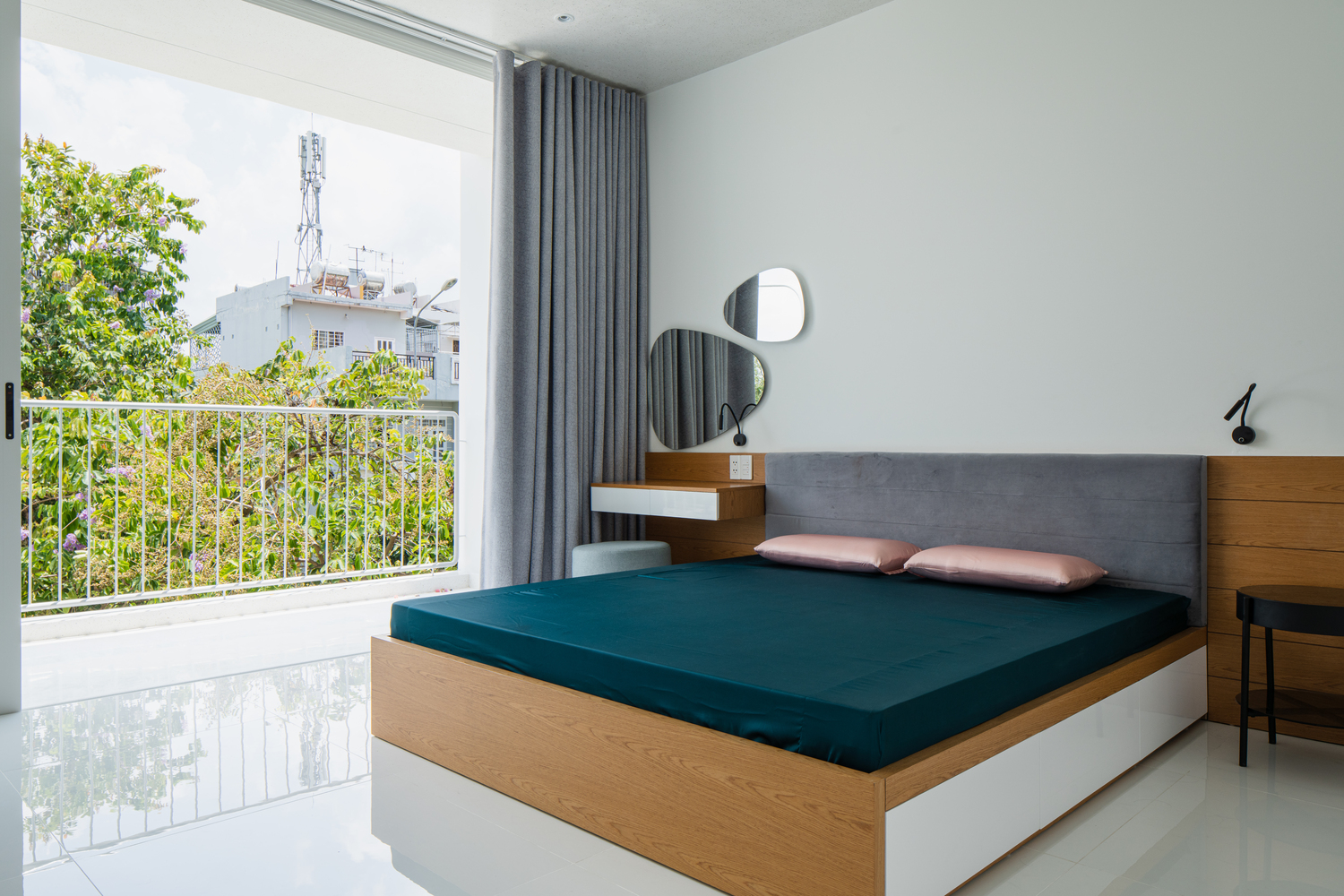 Một ph&ograve;ng ngủ kh&aacute;c với thiết kế tương đồng.