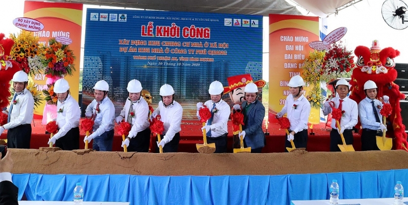 ảnh chụp c&aacute;c đại biểu tham gia lễ khởi c&ocirc;ng x&acirc;y dựng 3.200 căn nh&agrave; ở x&atilde; hội tại B&igrave;nh Dương
