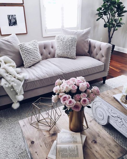 Cắm hoa tươi trong nhà không mang lại lợi ích về phong thủy. bình hoa tươi trong phòng khách