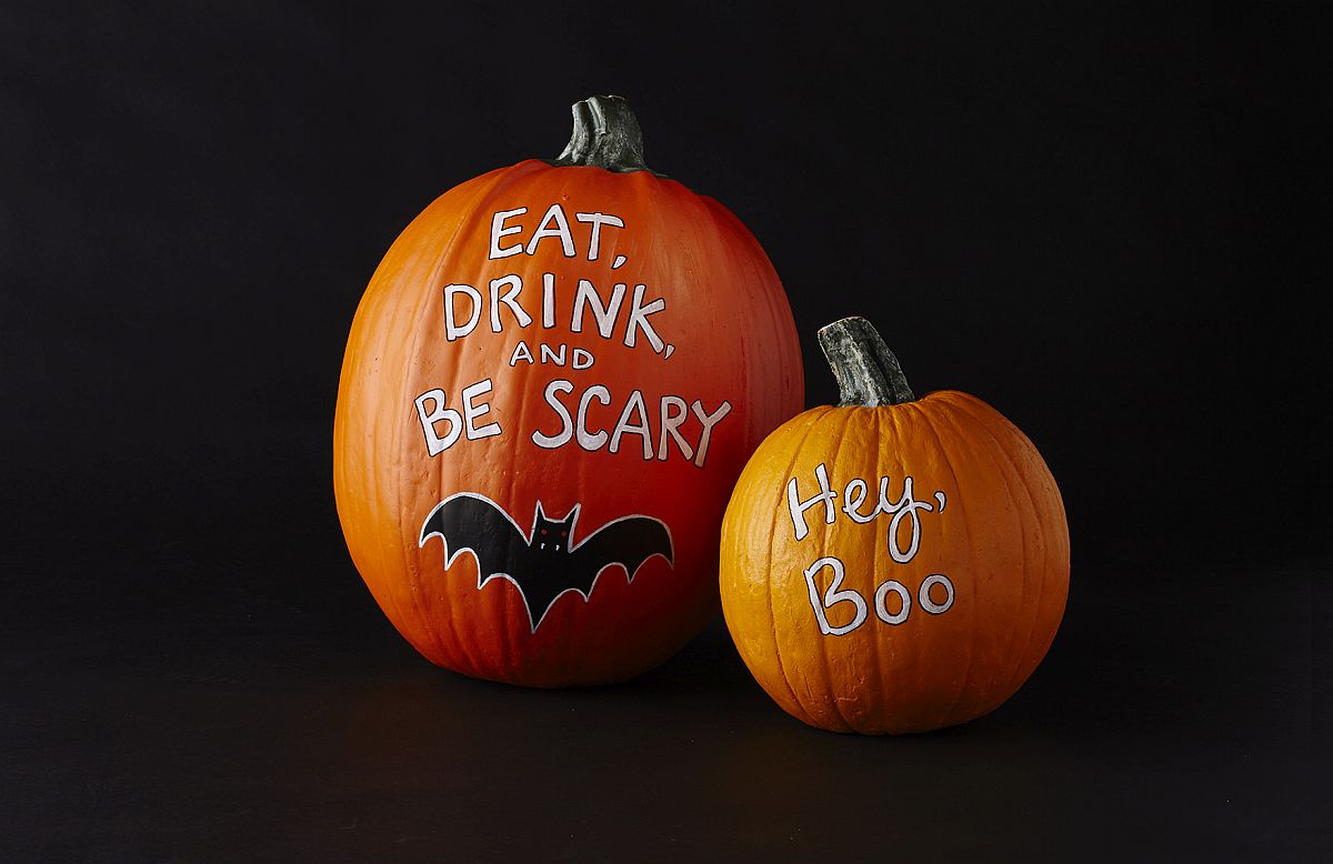 Trang trí bí ngô Halloween bằng khăn giấy, bút sơn và một số phụ kiện sáng tạo.