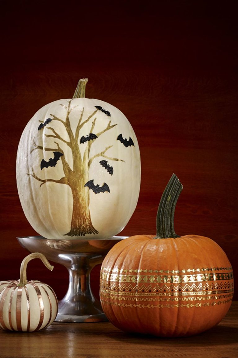 Những quả bí ngô sơn vẽ theo chủ đề Halloween vừa quyến rũ, vừa ma quái.