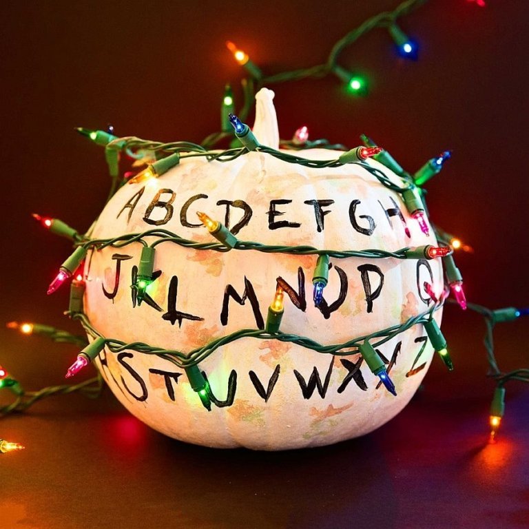Bí ngô vẽ DIY với bảng chữ cái và ánh sáng lễ hội Halloween vui nhộn.
