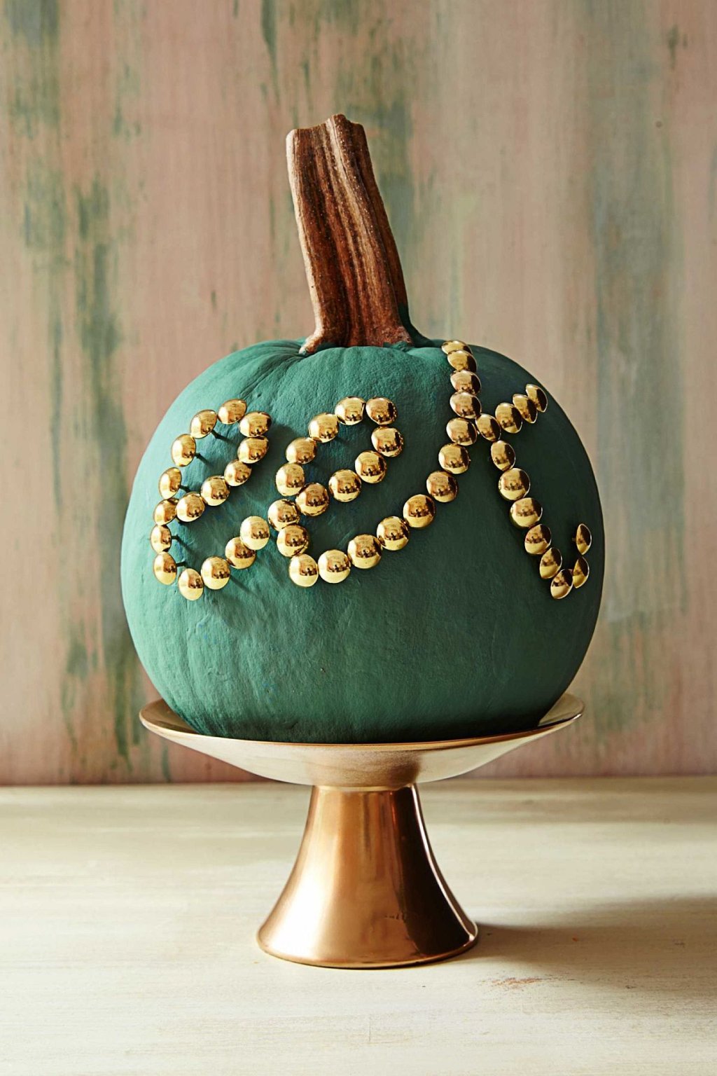 Mẫu trang trí bí ngô Halloween cho cảm giác vừa chiết trung, vừa sành điệu.