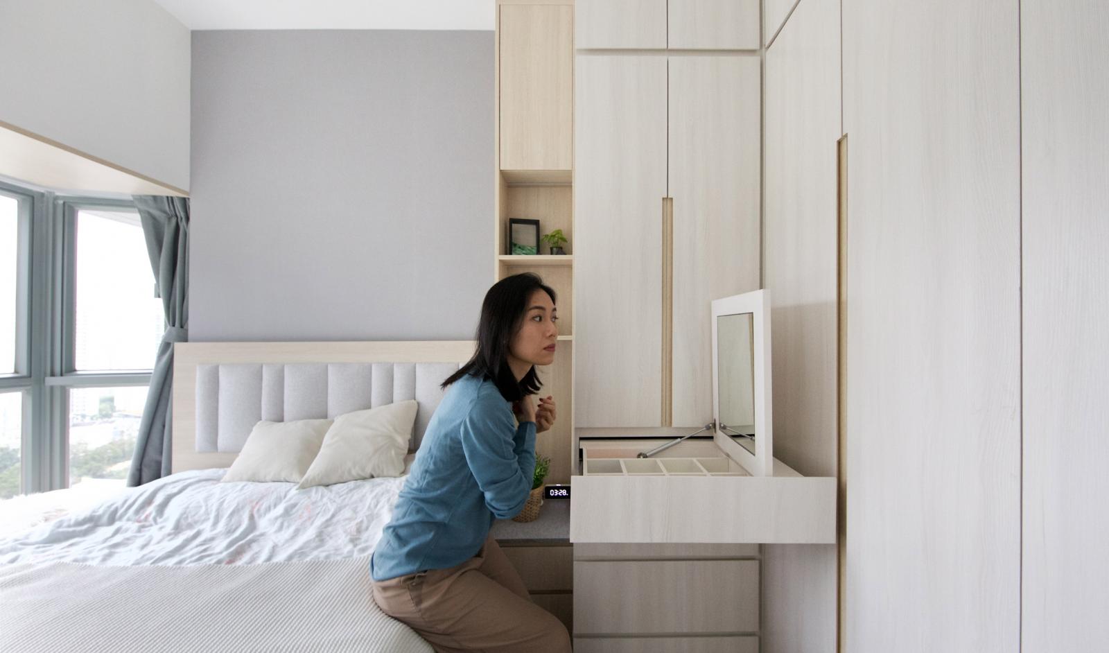 h&igrave;nh ảnh c&ocirc; g&aacute;i ngồi soi gương trong ph&ograve;ng ngủ