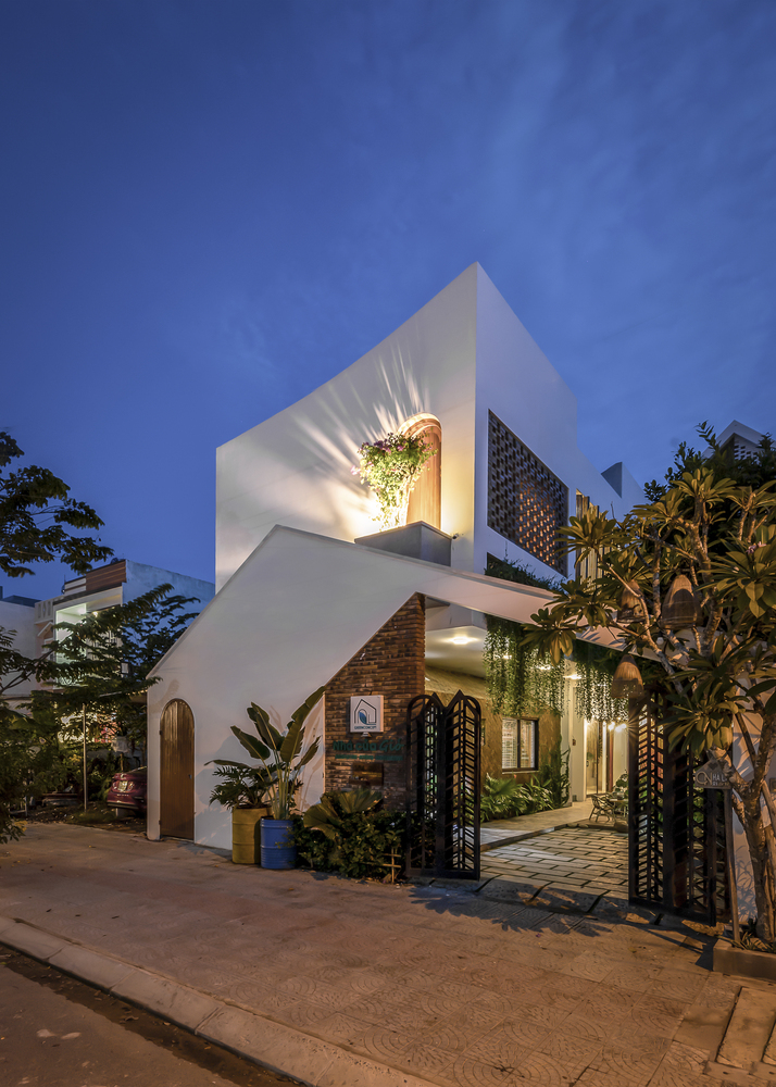 Khung cảnh ngôi nhà về đêm