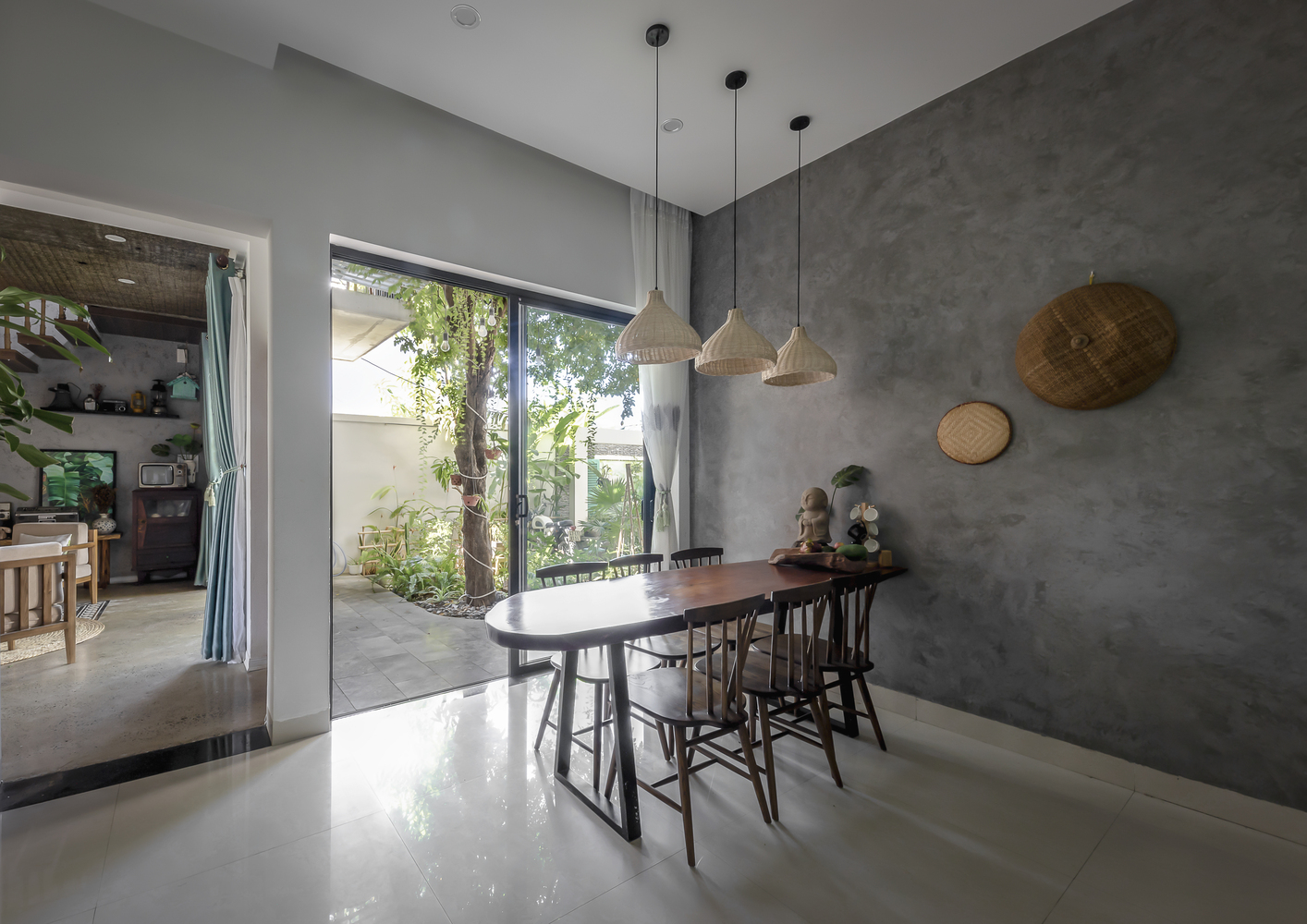 Tường bê tông xám mọc mạc làm nền cho phụ kiện trang trí thêm phần nổi bật, đồng thời tạo cảm giác thư giãn, dễ chịu cho người dùng bữa.