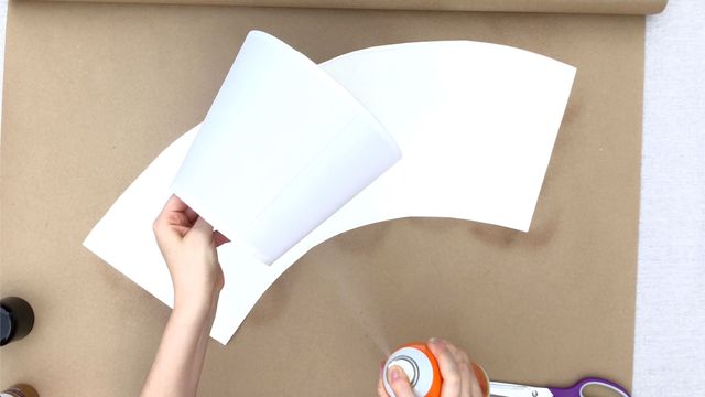 phun xịt keo dính vào bóng giấy bìa trang trí chụp bóng đèn