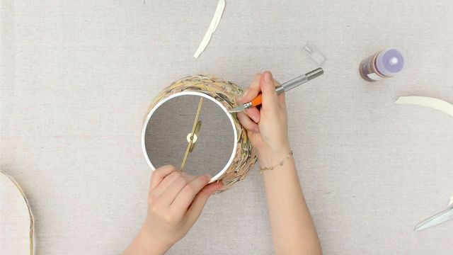 cắt phần giấy thừa bằng dao thủ công