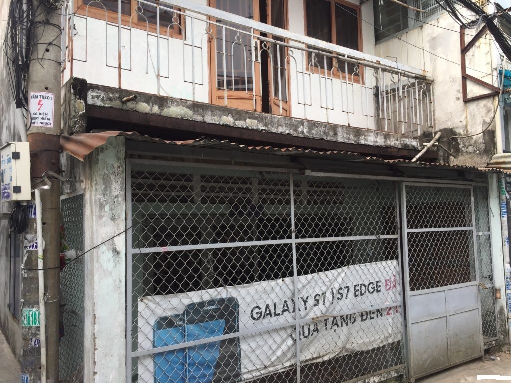 Mua nhà nát rồi tu sửa bán lại